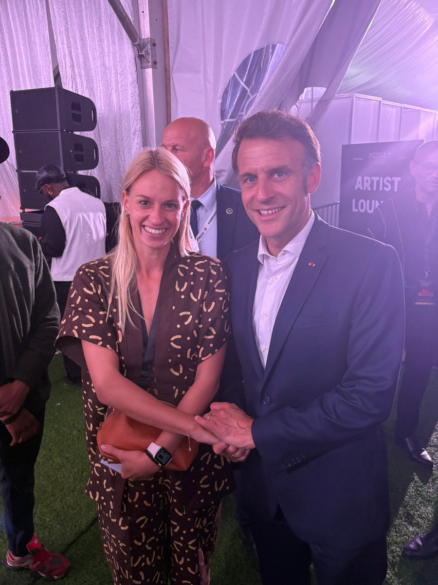 KirchmannVon's tweet photo. I had the honour of meeting His Excellency President @EmmanuelMacron in #Nairobi during the concert of the Africa-France Summit.

The summit highlighted how deeply connected Africa and the European Union are and the importance of strengthening our partnership for the future. https://t.co/SOD2vKk8Xu
