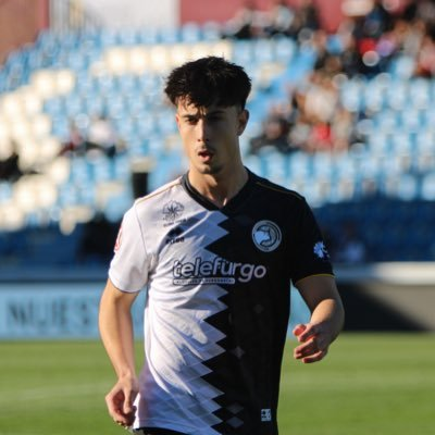Mouloss's tweet photo. 📢RUMOR PRIMERA FEDERACION⚽️

➡️Empieza el carrusel de movimientos de jugadores de Primera Federación que suenan para este próximo mercado para cambiar de equipo

⭐️JUANJE @Juanjee_10 de @UnionistasCF al @racingferrolsad ( según informa @__AngelGarcia__ )

"Estar en el sitio y en el momento correcto. Detectar lo que te pide tu equipo y dárselo. Cuantos jugadores habremos visto sin unas condiciones físicas espectaculares pero con una optimización máxima de sus características" , así hablaba la cuenta @M0desteando de este futbolista 

El mercado es así , unos se aprovechan de otros . Juanje en dos temporadas de ensueño sin importarle la 2ªRFEF o la 1ªRFEF en el @Yeclano_dptvo , la DD de @UnionistasCF apostó por un jugador de un equipo descendido . El tiempo le dio la razón para ser ahora un club de otro escalón mediático el que quiere a este futbolista de 25 años 

Incansable su labor sorda en posición , robo y trabajo a destajo . Después de cada partido , continua corriendo 

#PrimeraFederación