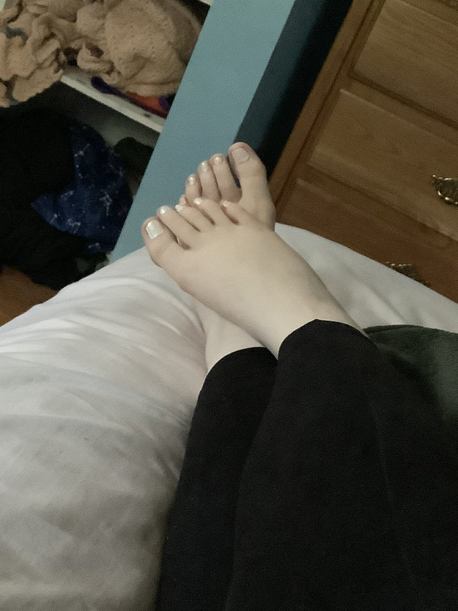 ooupygoopy's tweet photo. be a good boy and send for me :3 bless goddesses feet while she sits here all pretty woof

#findom #femdom #paypig #nsfwtwtً #dom #goonfuel #mommy #slave #feetfetısh #feetworshi̇p https://t.co/CX7KnU1hoY