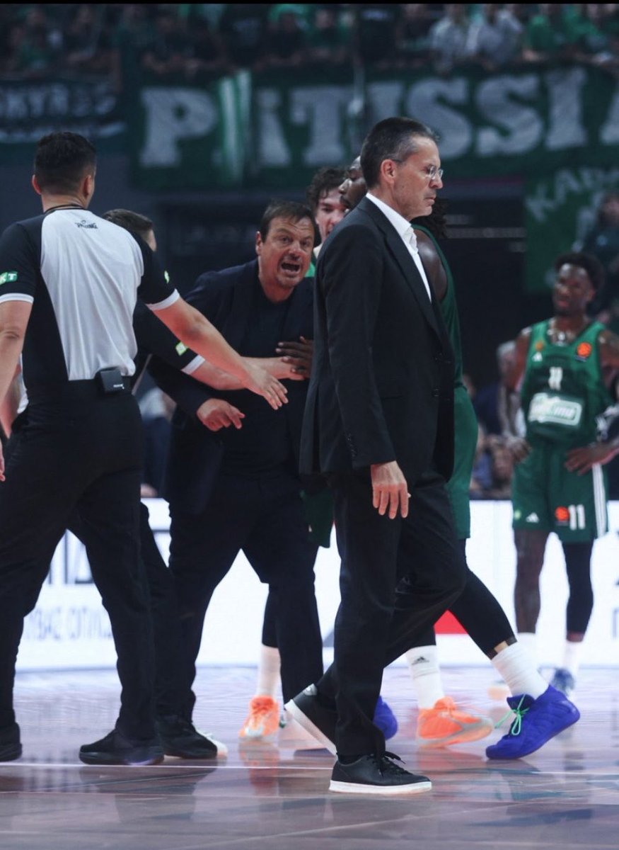 AlexDominguezTW's tweet photo. 📸 Los cuatro momentos clave de la mejor eliminatoria de la historia de la @EuroLeague con @valenciabasket como absoluto protagonista.

🤬 Nunn provocando al Roig Arena
👊 Nogués defendiendo lo suyo
🚬 El presidente y su ego
🛡️ Pedro Martínez defendiendo al club

👏 Histórico y espectacular.