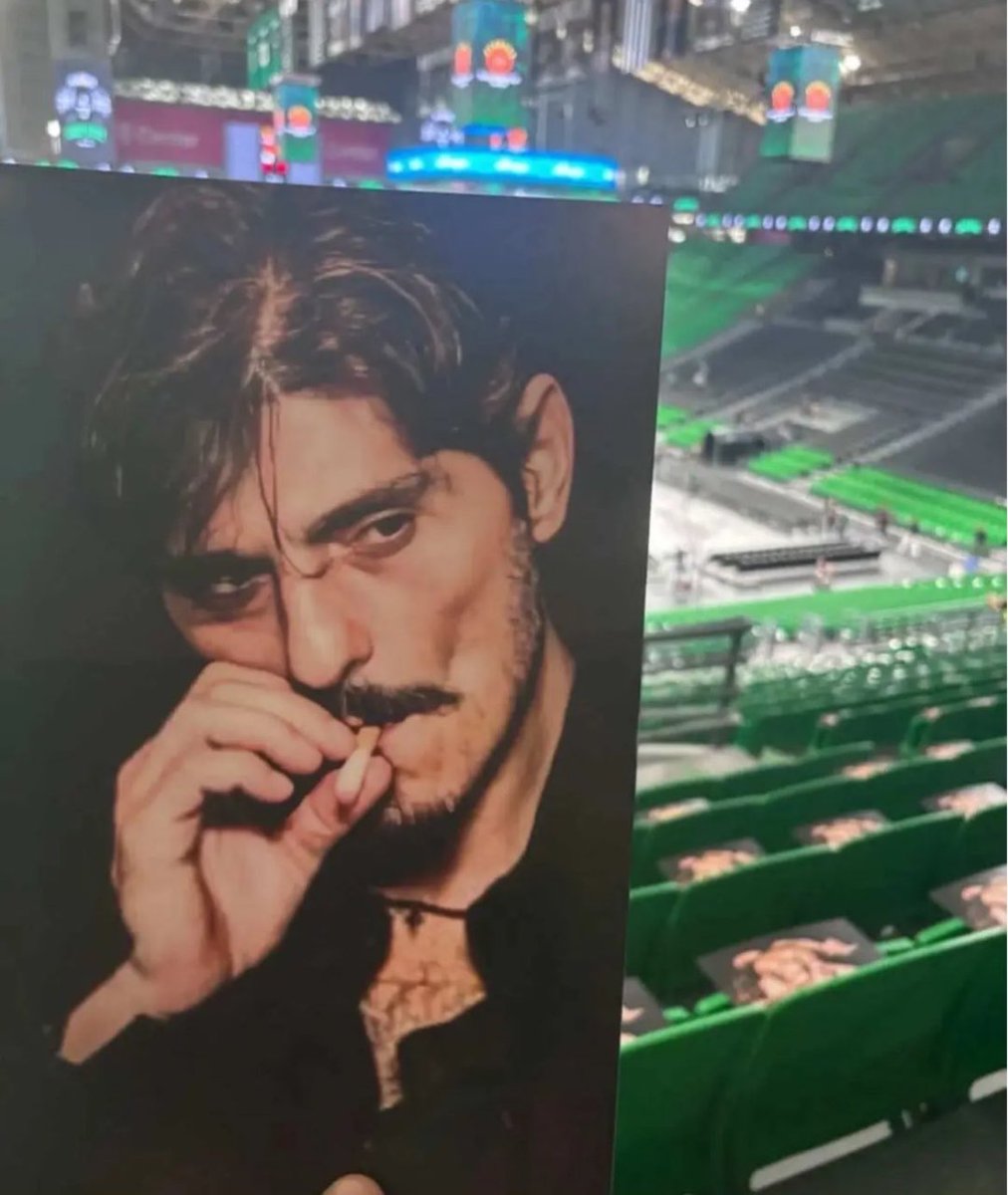 AlexDominguezTW's tweet photo. 📸 Los cuatro momentos clave de la mejor eliminatoria de la historia de la @EuroLeague con @valenciabasket como absoluto protagonista.

🤬 Nunn provocando al Roig Arena
👊 Nogués defendiendo lo suyo
🚬 El presidente y su ego
🛡️ Pedro Martínez defendiendo al club

👏 Histórico y espectacular.