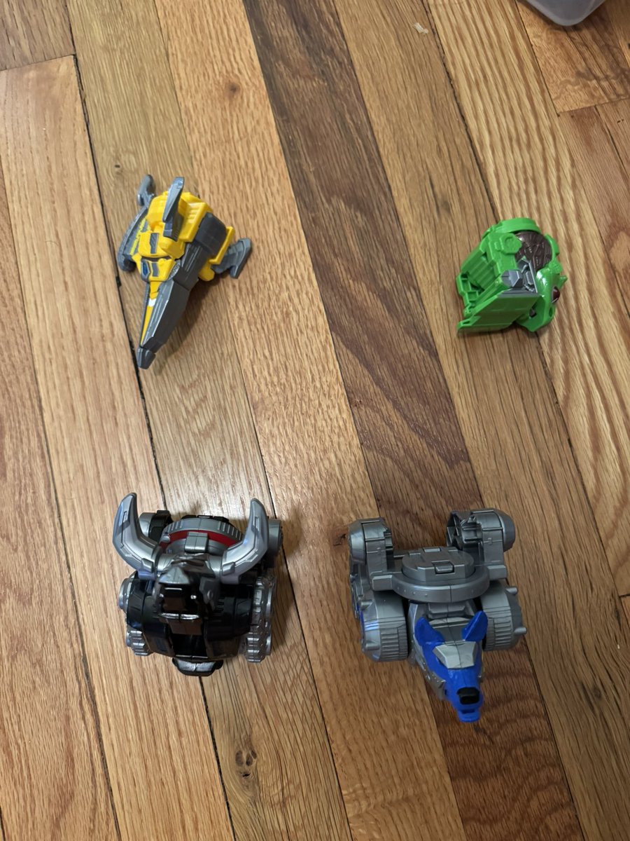 DuncTK421's tweet photo. @rangerdcast @KenBlakePorter Listened to this last night. Love the concept and the in-show execution of Kyutamajin, but it fails a bit on the toy side. Similar to ToQ Rainbow, if you want to display it you are left with these chunks of Voyagers that you cannot connect or do anything with. https://t.co/3fAobhQmap