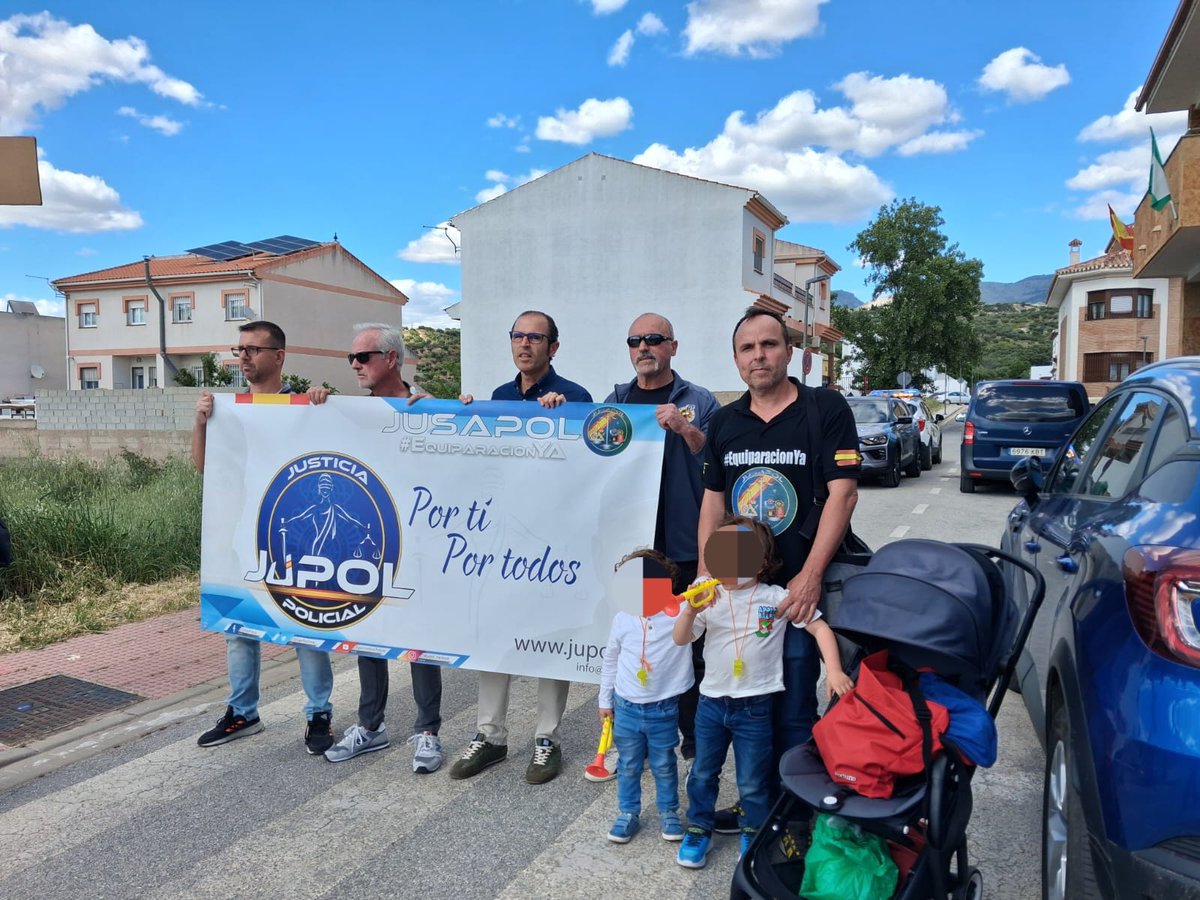 jusapol's tweet photo. 📢 ESTAMOS A PIE DE CALLE, LUCHANDO POR LO QUE ES NUESTRO.

Hoy, JUSAPOL, JUPOL y JUCIL han recibido en #Granada a María Jesús Montero, autora de las polémicas declaraciones sobre el “accidente laboral” ocurrido en Huelva, y a Pedro Sánchez, principal obstáculo para el reconocimiento de la profesión de riesgo en el Congreso de los Diputados (71 BLOQUEOS).

🇪🇦 ANDALUCÍA NOS VA A OÍR 🇪🇦

📢  Por una #EquiparacionYa, una #JubilacionDignaYa y el reconocimiento de la #ProfesionDeRiesgoYa.

‼️ PROHIBIDO RENDIRSE ‼️