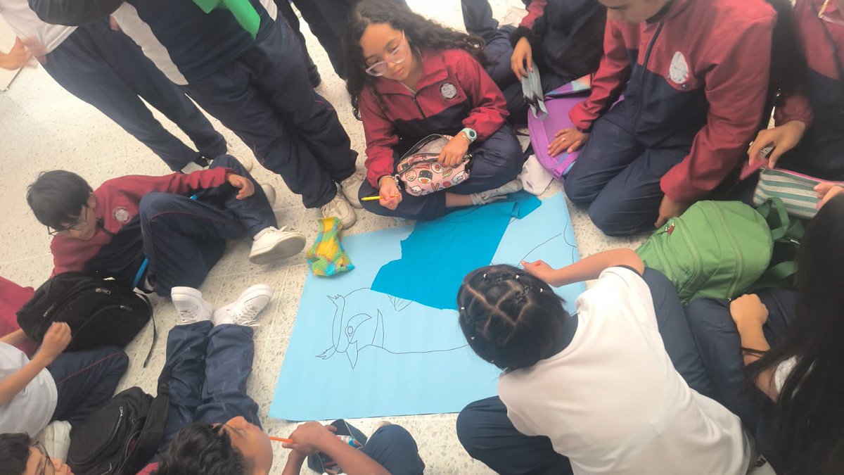 BibloRedBogota's tweet photo. Como parte del proyecto bibliotecario de la Biblioteca Pública Soledad Lamprea - Perdomo, hoy los mediadores territoriales fortalecieron una alianza con el IED María Currea Manrique. Se realizó una mediación de lectura con los grados séptimo y tercero.

Tras algunos ejercicios de conciencia corporal, se leyó el cuento “Colibrí y el árbol de los conciertos”. A partir de la lectura, se conversó sobre las aves que habitan Bogotá y la localidad de Ciudad Bolívar, haciendo énfasis en la alondra cornuda, su riesgo de extinción y las acciones que podemos promover para contribuir a su cuidado.