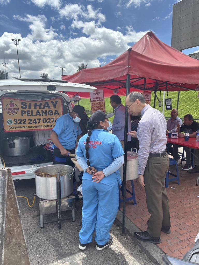 JapanEmb_Col's tweet photo. Continúa el tour gastronómico del Embajador Shimizu con un favorito, la pelanga 🍽️ →　"Me gusta conocer más de la comida callejera. Puedo probar la auténtica sazón colombiana” https://t.co/QyNcZ3y80P