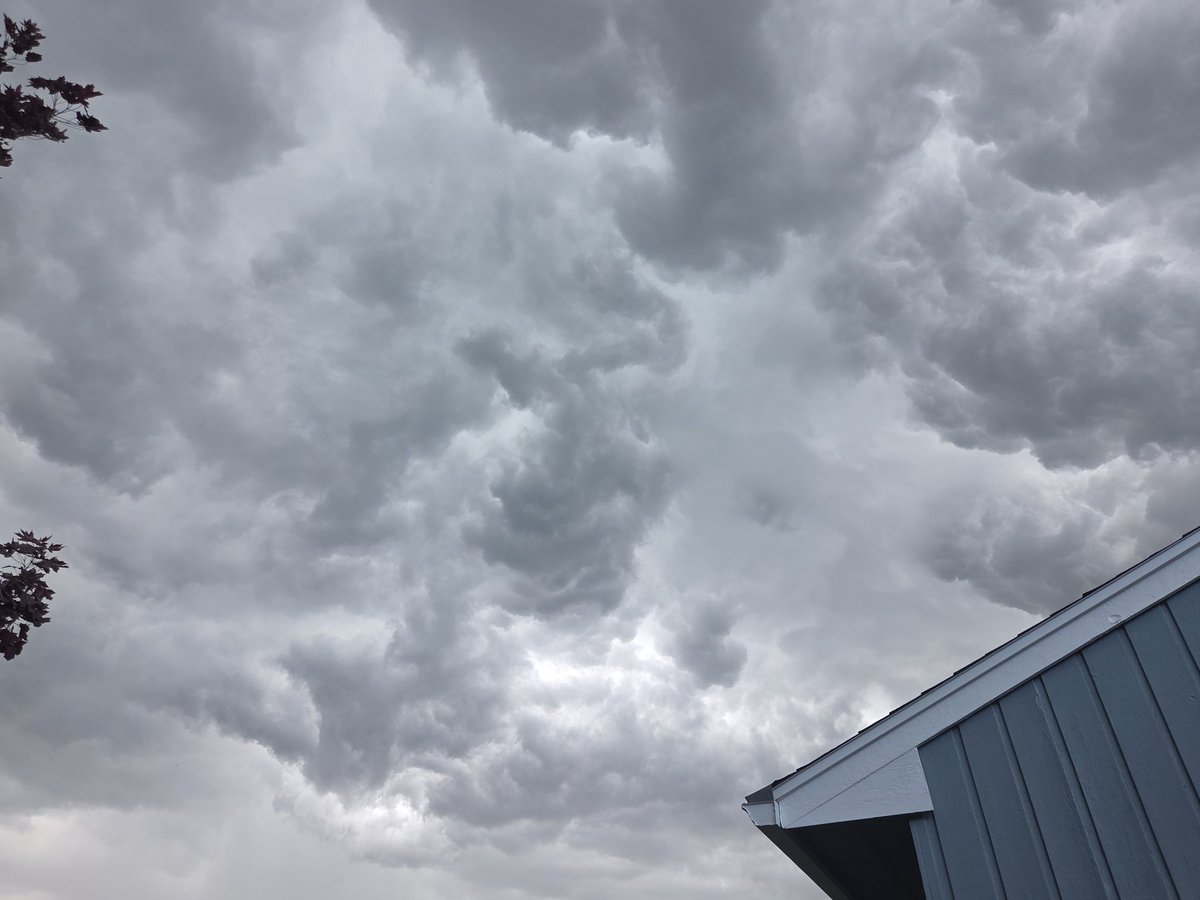OrangeDoug85's tweet photo. @realalexwilson so these clouds are floating over Syracuse tonight.   Should I be worried? https://t.co/azpuzfFaQK