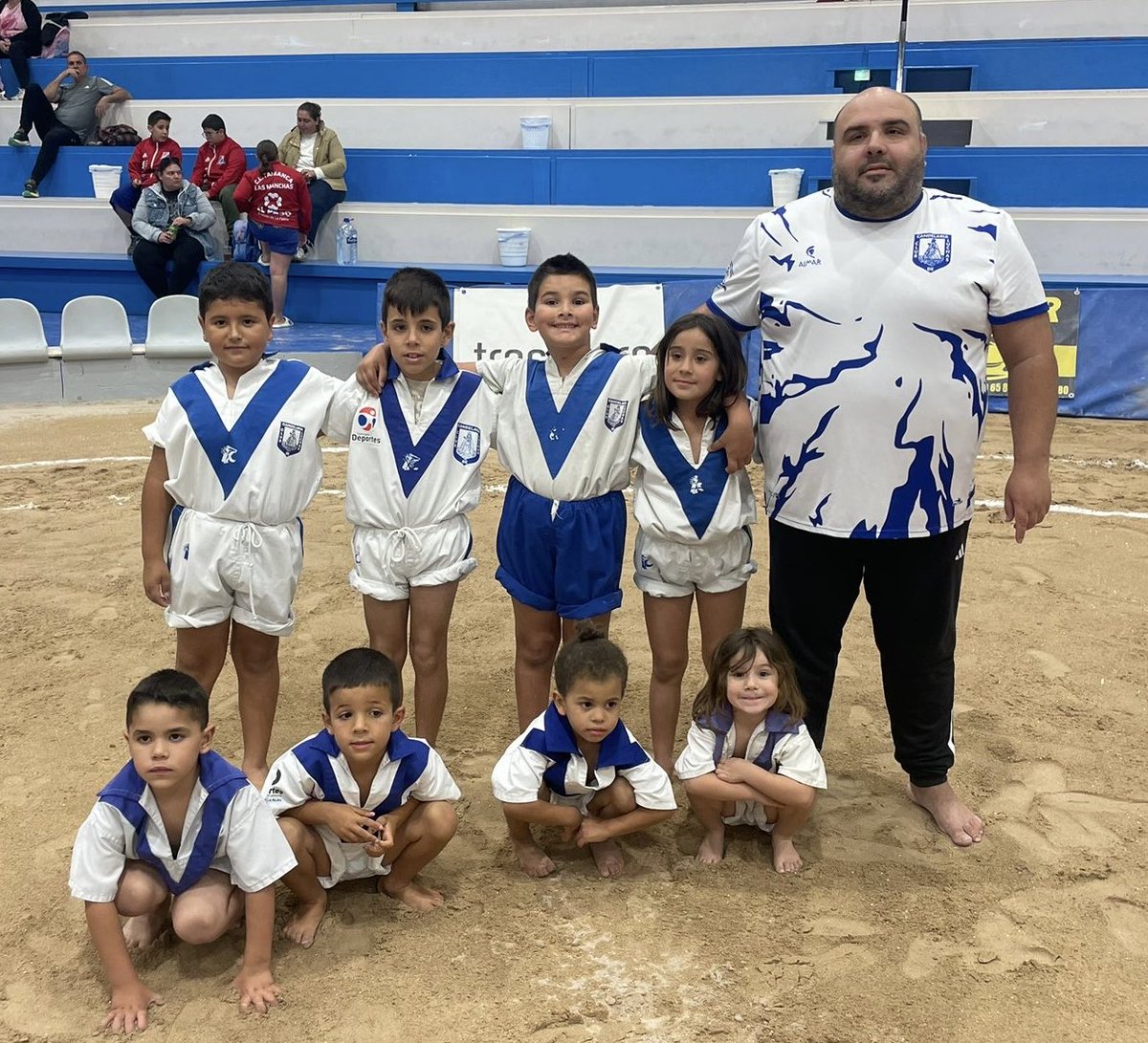 CanteraMirquera's tweet photo. 📊Resultados 🤍💙

C.L Candelaria VS C.L Tajogaite 

Prebenjamin: 21-15
Benjamín: 27-9
Alevín: 19-16
Infantil: 12-22

#ATDC #50añosjuntos https://t.co/tq0Rc5kMll