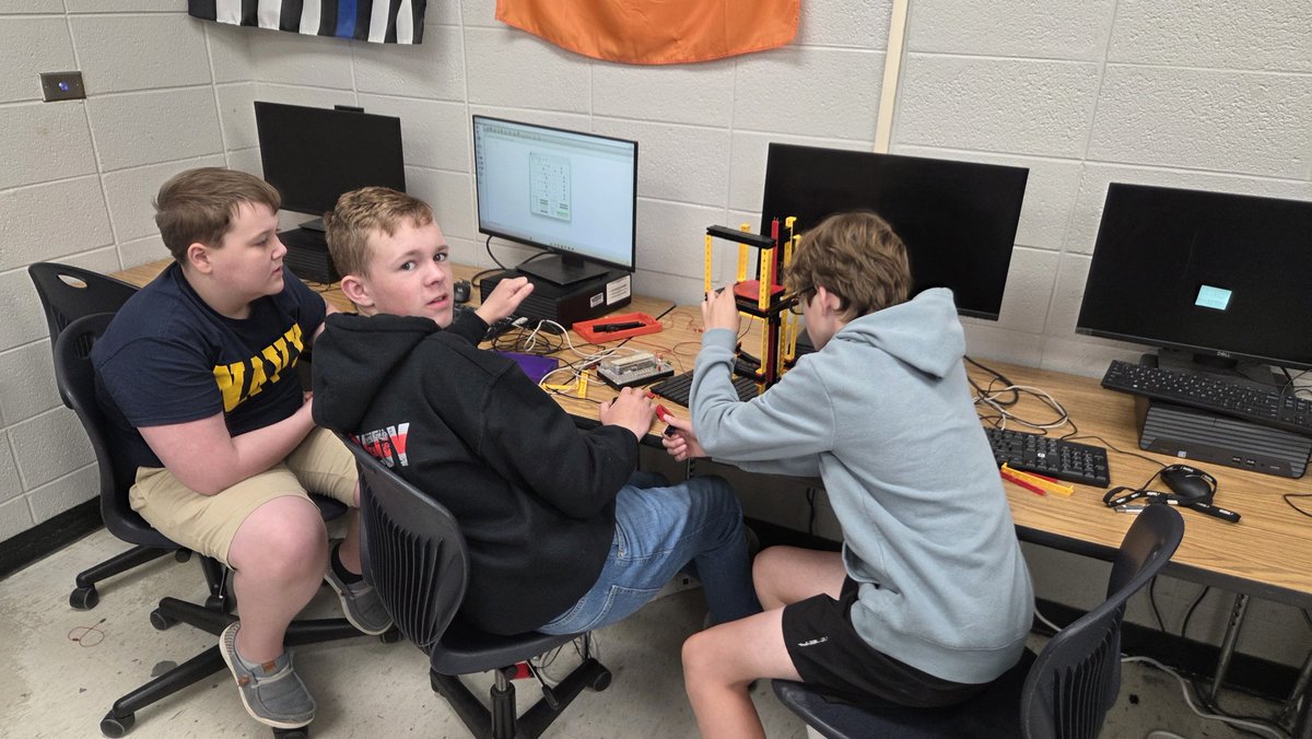 mrpaxtontech's tweet photo. High School computing foundations class building, wiring, and programming a working 3-story elevator model. https://t.co/177ApZ5zdj