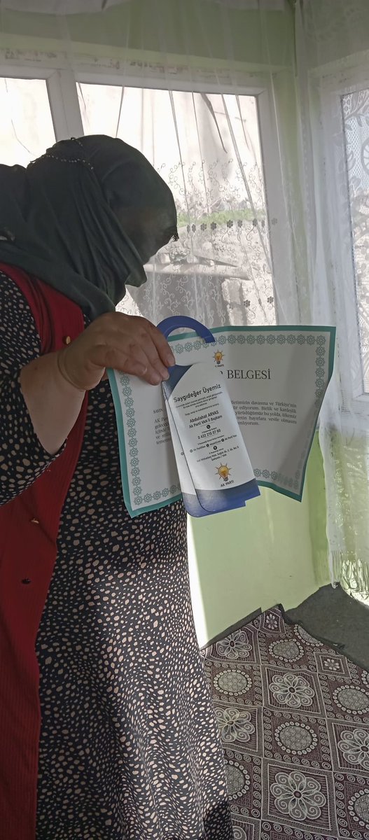 CldrnAkkadinlar's tweet photo. 📍Recep Tayyip Erdoğan Mahalesi 
Yönetim kurulu üyelerimiz  kapı kapı dolaşarak üyelerimize teşekür belgelerini taktim ediyorlar @MunevverErtus @zerrin_alpaslan https://t.co/vKm1i0P0ER