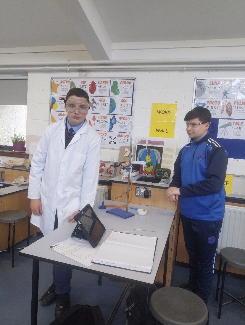 Pres_Carlow's tweet photo. 🧪🥼🧪 First Year #Chemistry lesson with Ms Kinsella in @Pres_Carlow today. Making iorn sulfide 🧪#scienceisfun #learningbydoing🙌 @CeistTrust https://t.co/RWFYaZ2V6Q