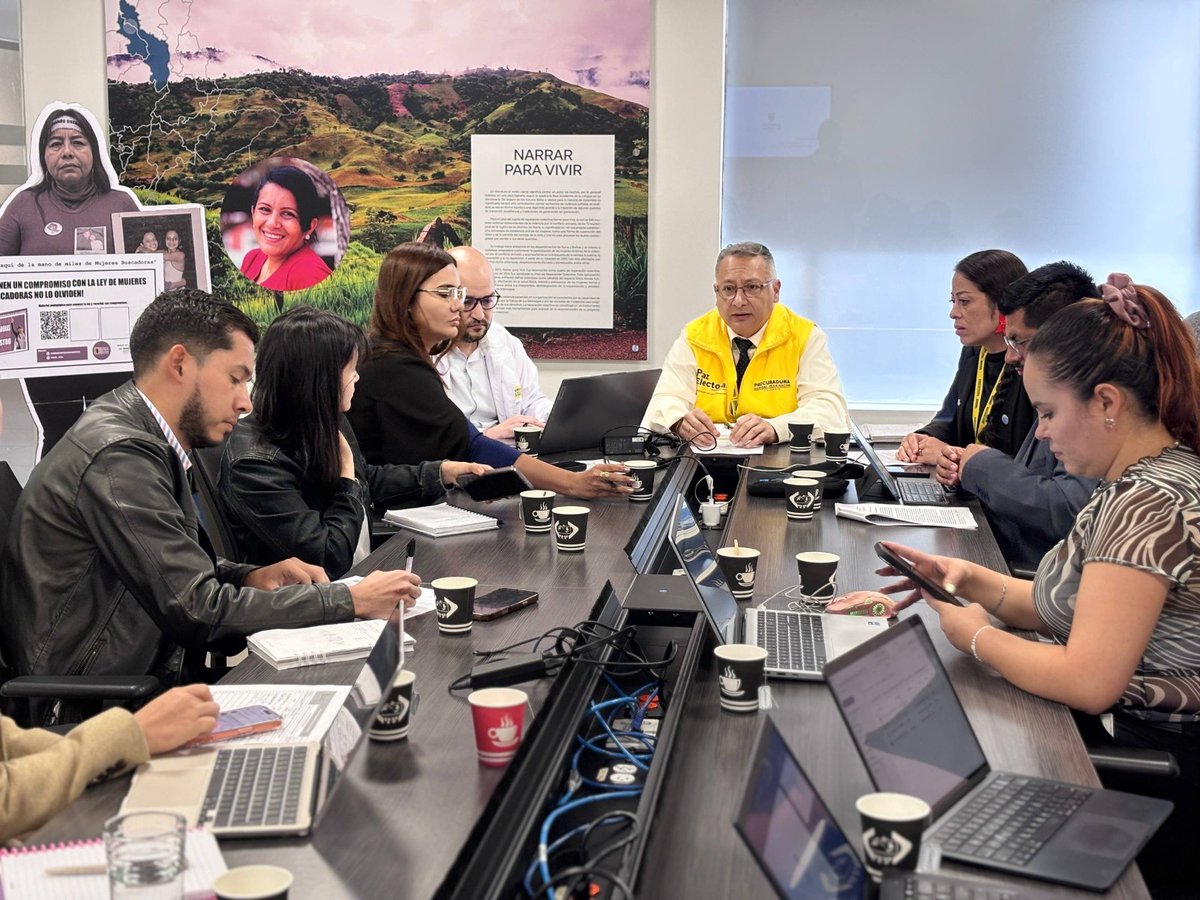 PGN_COL's tweet photo. #AEstaHora | La @PGN_COL realiza visita preventiva a la @UnidadVictimas ante reiteradas quejas sobre presuntos incumplimientos y demoras en la asignación de ayudas humanitarias durante las vigencias 2025 y 2026.

El Ministerio Público verifica posibles afectaciones en la atención oportuna y efectiva de la población víctima del conflicto armado.