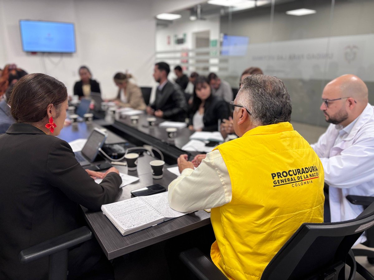 PGN_COL's tweet photo. #AEstaHora | La @PGN_COL realiza visita preventiva a la @UnidadVictimas ante reiteradas quejas sobre presuntos incumplimientos y demoras en la asignación de ayudas humanitarias durante las vigencias 2025 y 2026.

El Ministerio Público verifica posibles afectaciones en la atención oportuna y efectiva de la población víctima del conflicto armado.