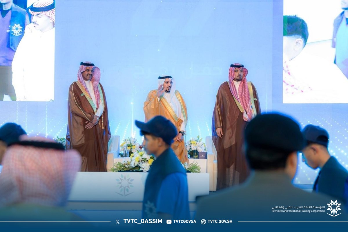 tvtc_qassim's tweet photo. سمو #أمير_منطقة_القصيم يشهد مسيرة التخرج لمتدربي الكليات التقنية والمعاهد الصناعية بمنطقة القصيم للعام 1447هـ.

#التدريب_التقني    
#تخريج_تقني_القصيم https://t.co/TaZPwfbI5Q