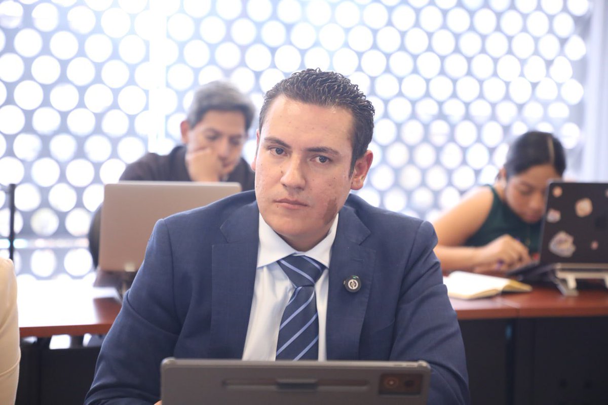 AsambleaEcuador's tweet photo. @RegimenEconomAN @FinanzasEc #ReformaCOMYF
Los representantes de @FinanzasEc exponen puntos claves sobre: 

👉🏻 Participación del sector público en mercado de valores 
👉🏻 Negociación de bonos 
👉🏻 Inversionistas calificados 
👉🏻 Fortalecimiento de la intermediación de valores 
👉🏻 Diferenciaciones técnicas https://t.co/41kV5UE2Pv