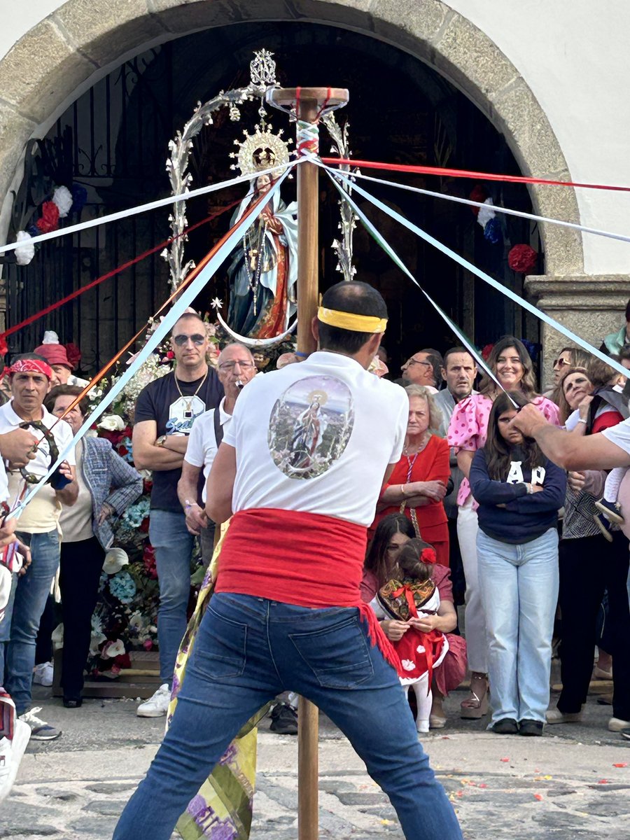alaveradegredos's tweet photo. Ya es #Sopetrán2026 en Jarandilla de la Vera 📹📸 Los más pequeños ofrecen flores a la virgen y los Danzantes bailan a su patrona. https://t.co/3TOm3GcIID