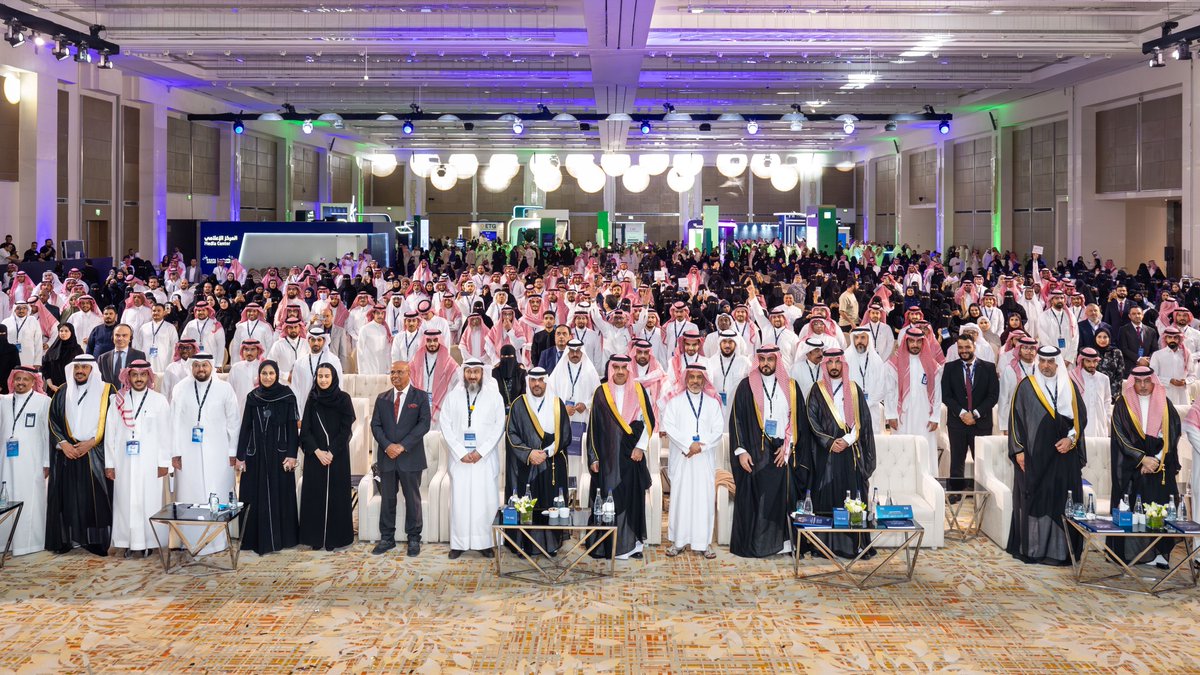 naifco's tweet photo. ما مر علي أصحاب مهنة عندهم شغف بمؤتمرات تخصّهم مثل المحاسبين 

هذا الحضور كان أمس وقت مباراة الهلال والنصر، حضور كثيف في #ملتقى_التميز_المحاسبي الذي احتفت فيه هيئة المراجعين والمحاسبين  بـ2242 من الذين حصلوا على الشهادات المهنية 

المؤتمر كان يلخص مشهد التحول في القطاع المحاسبي خلال 10 سنوات

 أبرز ما تحقق :

-تنفيذ أكثر من 300 إصلاح
-تحقيق أكثر من 250 هدفا استراتيجيا

-تطبيق كامل للمعايير الدولية لتصبح المملكة الدولة الوحيدة في الشرق الأوسط ومن بين دول قليلة حول العالم التي طبقت كامل المعايير

-التقدم 25 مرتبة في مؤشر المحاسبة والمراجعة
-ارتفاع الحاصلين على الشهادات المهنية 235%

-ارتفاع المرخصين بمزاولة مهنة المراجعة والمحاسبة 126%
-نمو أعمال الفحص والرقابة 132%
-نمو المستفيدين من البرامج التدريبية 309%

أرقام تختصر رحلة تطوير شاملة أسهمت في رفع جودة المهنة وجاهزية الكفاءات وموثوقية التقارير المالية وتعزيز الثقة بالاقتصاد الوطني.