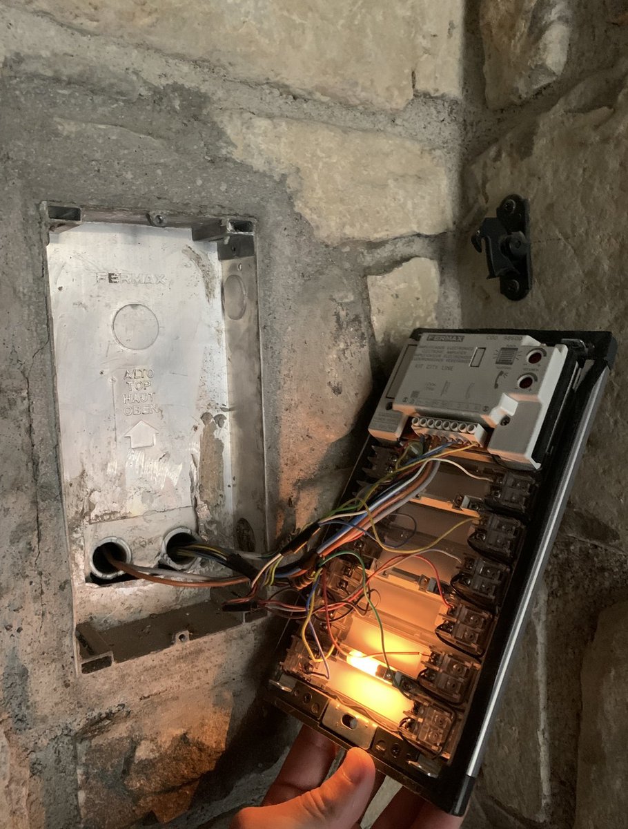 electroblancas's tweet photo. Reparando porteros automáticos @fermax_spain 

#electroblancassoluciona
#electroblancastumejoropcióndesde1973 https://t.co/fIlaWMJODu