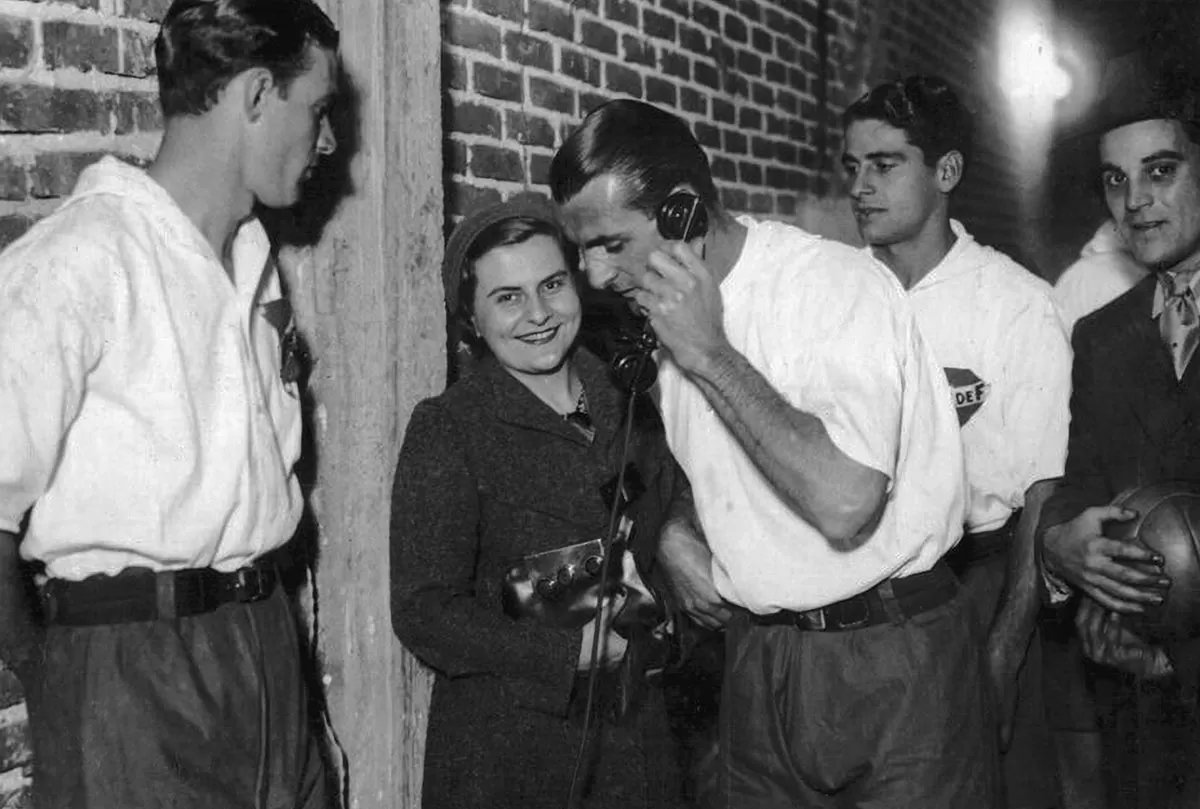 sorgin_uy's tweet photo. Las declaraciones machistas de Florentino Perez me hicieron recordar a la gran Giselda Zani (1909-1975), poeta, cuentista, que un día decidió dedicarse al periodismo deportivo.

En la foto junto a "El Mariscal" Nasazzi para Radio Sport en el Centenario, 1933. (foto @BNUruguay) https://t.co/Z2sMTI4yqG
