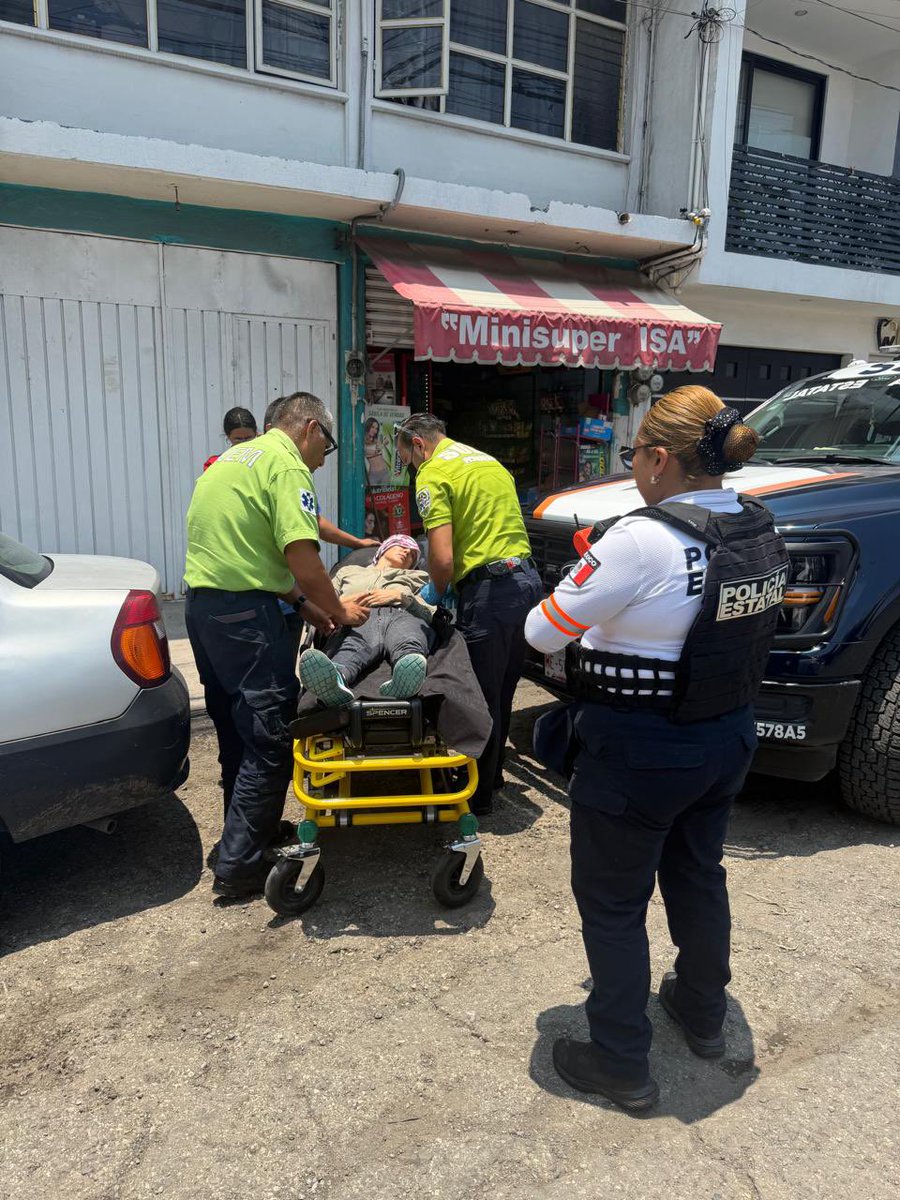 SS_Edomex's tweet photo. #Ecatapec || Policías de Tránsito de la #SSEdoMex apoyaron a una mujer, quien presentó un problema de salud dentro de su vehículo. 

La ciudadana y su acompañante fueron trasladadas en una Unidad Médica de emergencia para llevarla al Centro de Salud más cercano. https://t.co/seWbsvOCgk