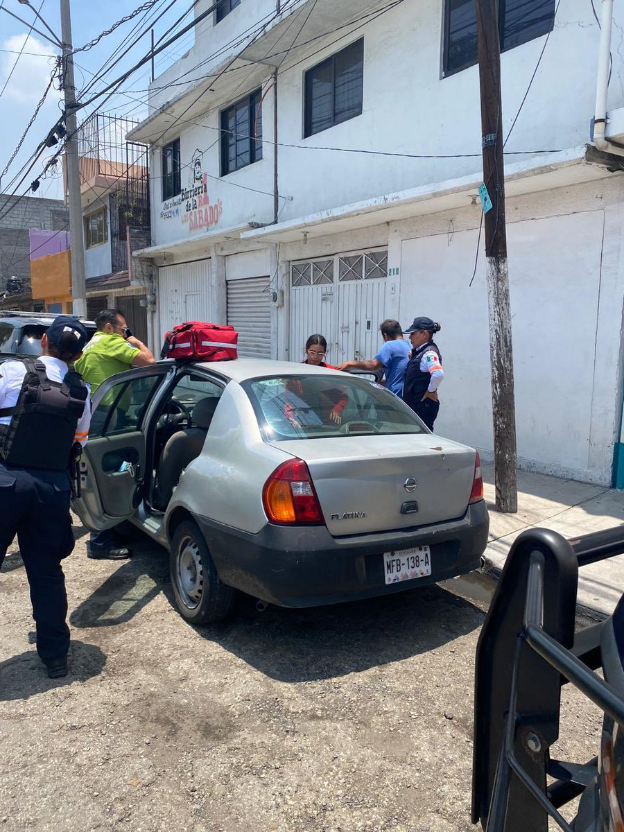 SS_Edomex's tweet photo. #Ecatapec || Policías de Tránsito de la #SSEdoMex apoyaron a una mujer, quien presentó un problema de salud dentro de su vehículo. 

La ciudadana y su acompañante fueron trasladadas en una Unidad Médica de emergencia para llevarla al Centro de Salud más cercano. https://t.co/seWbsvOCgk