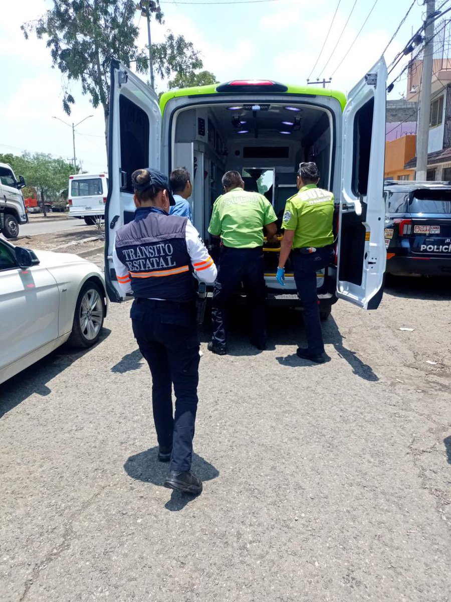 SS_Edomex's tweet photo. #Ecatapec || Policías de Tránsito de la #SSEdoMex apoyaron a una mujer, quien presentó un problema de salud dentro de su vehículo. 

La ciudadana y su acompañante fueron trasladadas en una Unidad Médica de emergencia para llevarla al Centro de Salud más cercano. https://t.co/seWbsvOCgk
