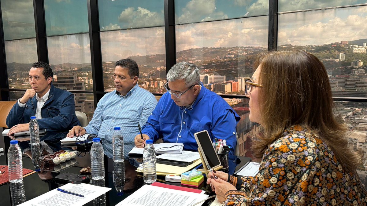 mintransporteve's tweet photo. La ministra de Transporte, Jacqueline Faría, sostuvo una reunión estratégica con la ministra de Educación Universitaria, Ana María Sanjuán, a fin de establecer acuerdos institucionales que impulsen beneficios directos para el sector estudiantil en todo el territorio nacional. https://t.co/PbtDS48Xkb