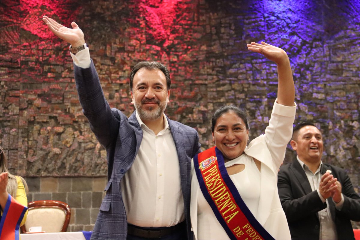DianaCruzUIO's tweet photo. Hoy, junto al alcalde @pabelml, acompañamos la posesión de la nueva directiva de la Federación de Mercados, reafirmando el compromiso de trabajar junto a quienes impulsan la economía local y fortalecen el comercio en la ciudad más linda del mundo.

#QuitoRenace https://t.co/k8vEkGgt25