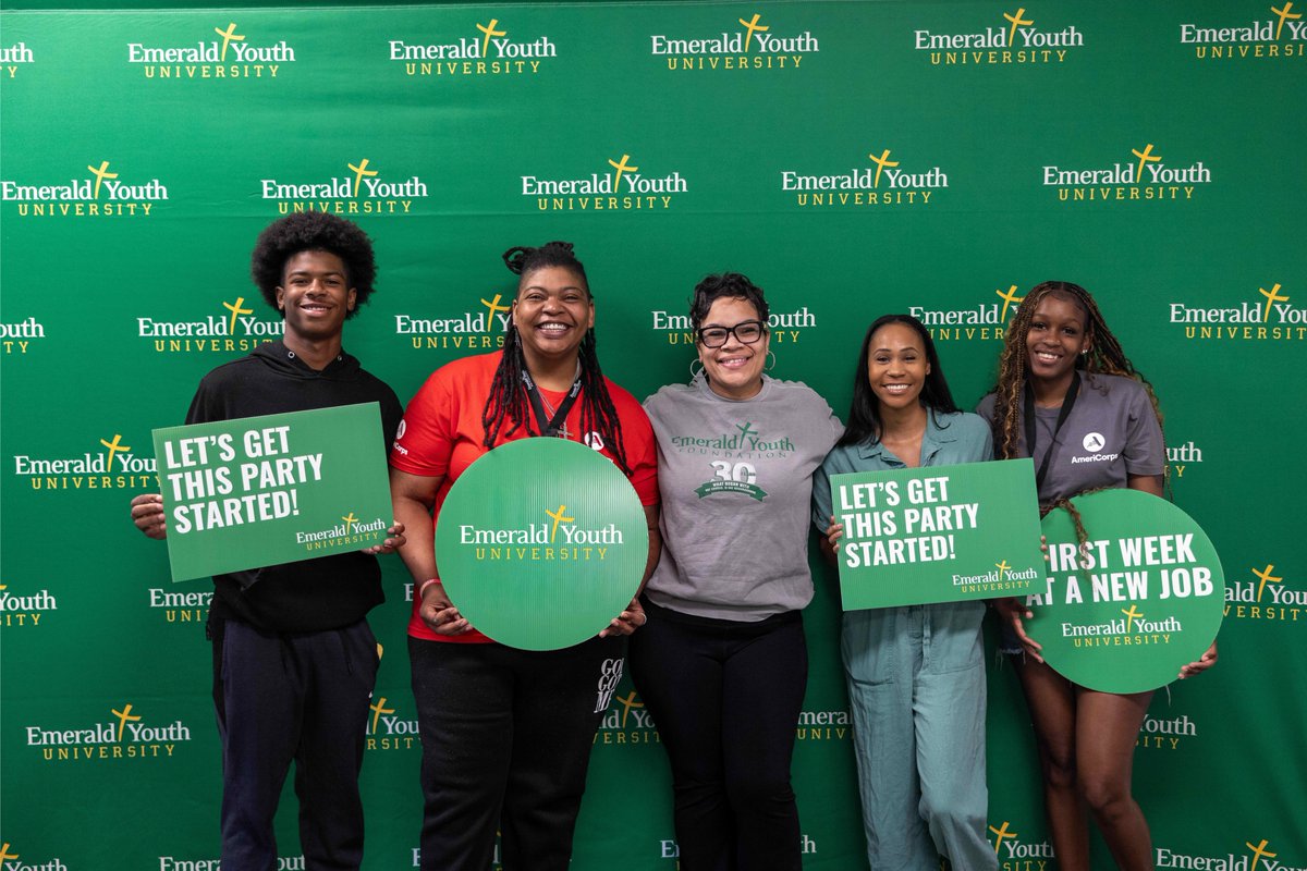 emeraldyouth's tweet photo. Welcoming our Emerald Youth staff and summer AmeriCorps members to the BEST SUMMER EVER!!💚 Learn more about serving young people in these meaningful roles: https://t.co/AAwsZDZEK2 https://t.co/32asclxK2P