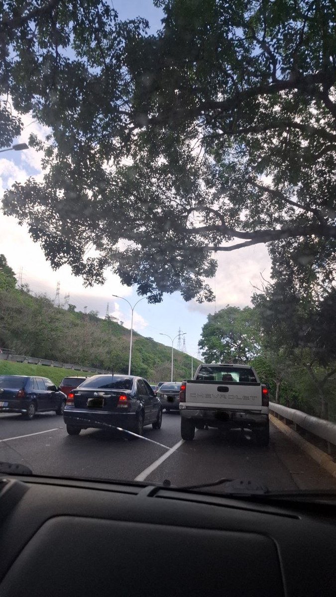 traficovv's tweet photo. #CotaMil con fuerte retraso sentido Este, por manifestaciones en Petare. (5:25 p. m.)

📷 Cortesía https://t.co/E69KqKknXS