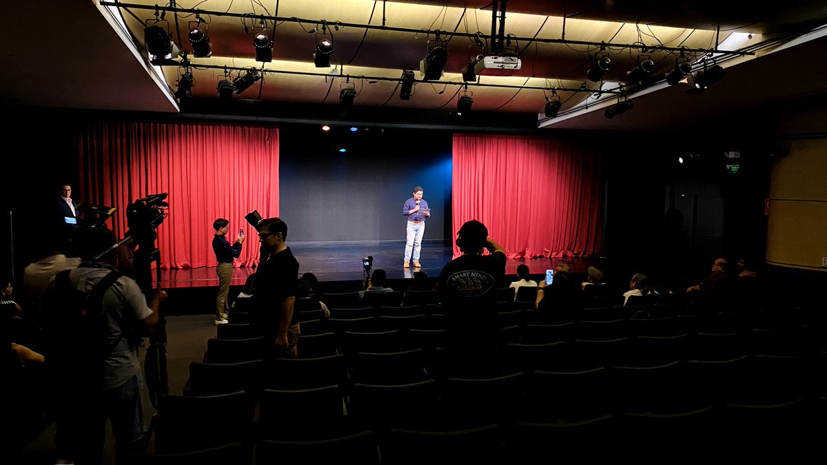 TeatroLuisPoma's tweet photo. En el #Acto2 celebramos la creatividad que nace en escena: en el cuerpo, la voz y la presencia de las y los actores 🎭
 
Reunimos un repertorio contemporáneo, dramaturgias de reciente creación y estrenos.
 
Descubrí la programación completa en
https://t.co/FQunf2fSmy https://t.co/JfSNrR09Ju