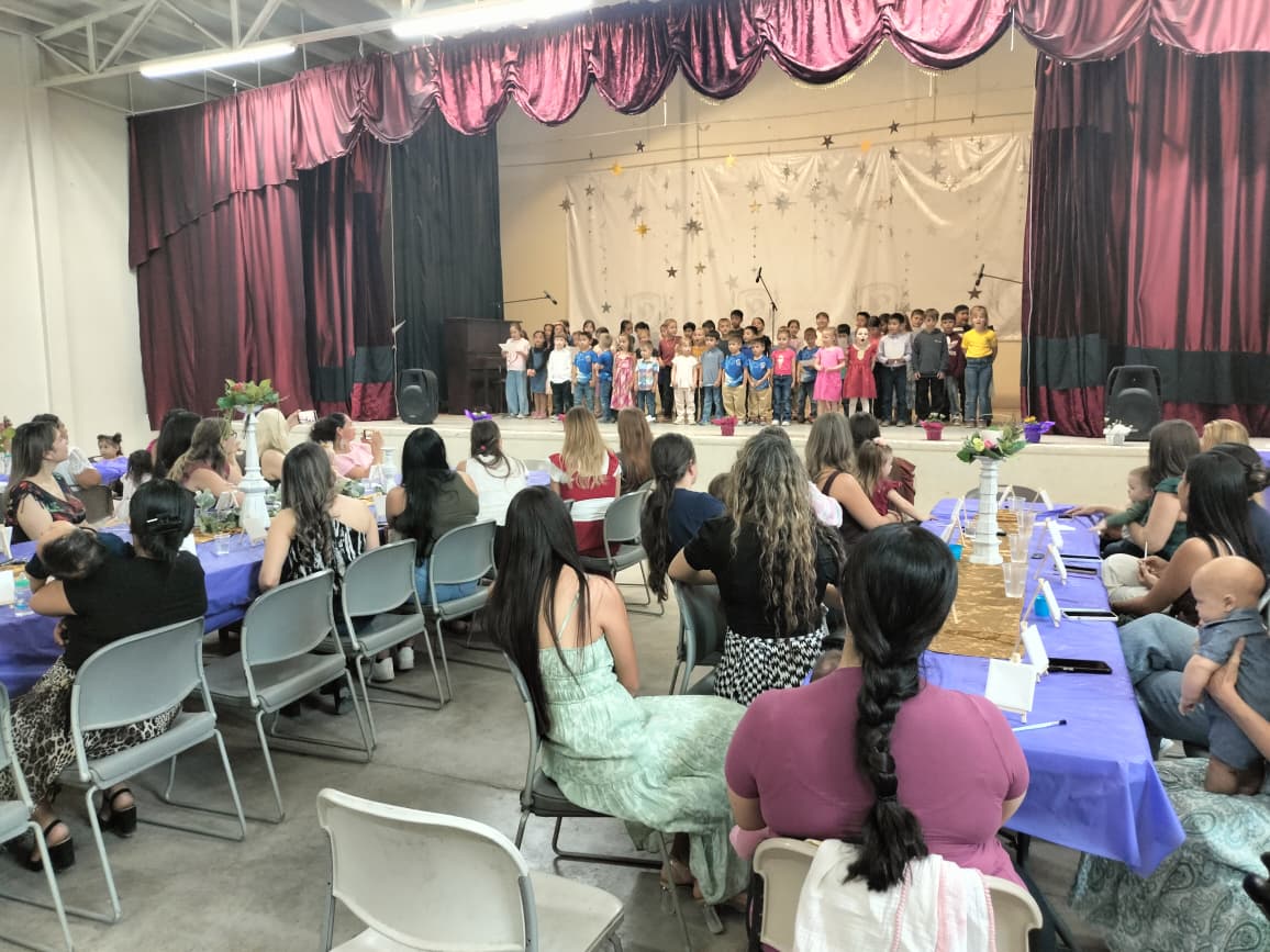 FECHAC's tweet photo. 🎶 ¡Música y alegría para mamá! ✨

Así vivimos el festejo del Día de las Madres en el proyecto Modelo ADN LeBarón. Nuestra orquesta infantil deleitó a las mamás con presentaciones artísticas llenas de cariño. 
#DíaDeLasMadres #ModeloADN #LeBarón #FECHAC https://t.co/Q7T7rt5nP6