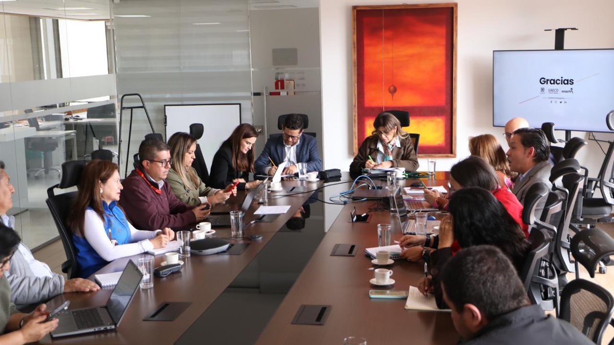 Supernotariado's tweet photo. #SNRContigo | Desde la Supernotariado seguimos fortaleciendo el trabajo articulado con la Unidad Administrativa Especial de Catastro Distrital de Bogotá (UAECD), con el fin de avanzar en procesos más eficientes y cercanos para la ciudadanía. 🤝
Esta articulación nos permite fortalecer la seguridad jurídica sobre la propiedad y modernizar los servicios registrales así como catastrales en el país. 🇨🇴🏠🏞️