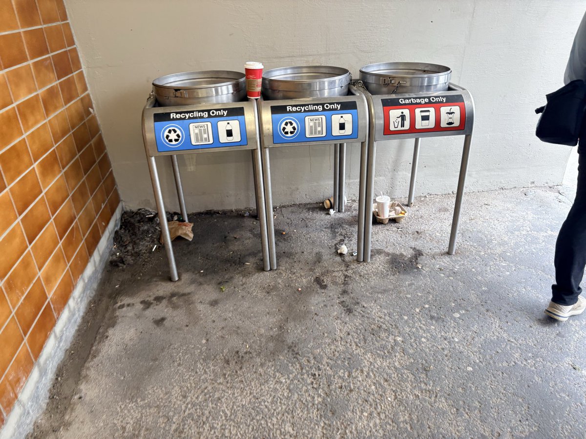 carrera_77's tweet photo. Hi @TTChelps the garbage bins at the entrance to Kipling Station from the south parking lot have been without bags for days. I’m hoping somebody can take care of this. https://t.co/jc6qEMXur6
