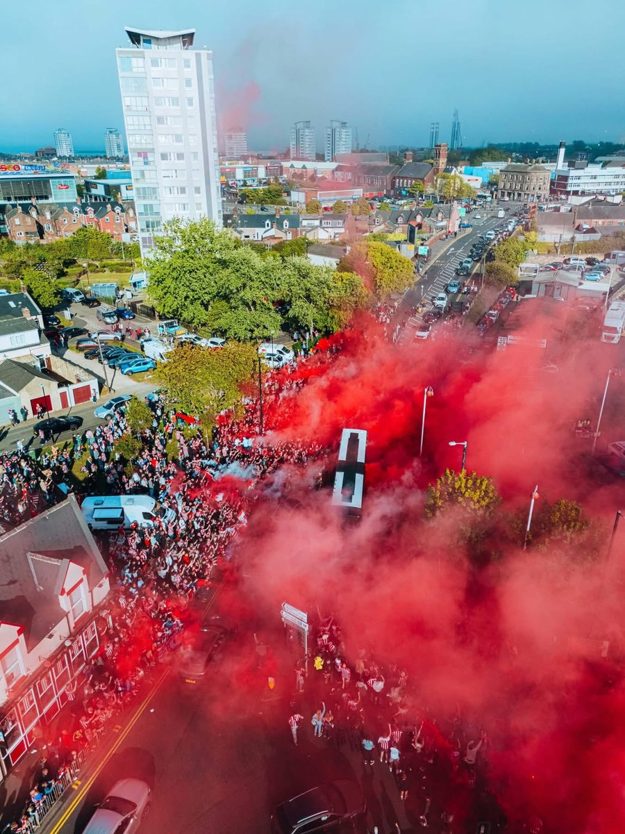 ljames2021's tweet photo. Would be class to mark the end of our season with a final welcome to the players with something like this again when we play Chelsea. Sunday, bank holiday, 4pm kick off, sun cracking the pavements.  Would be a fitting end in my opinion #sunderlandafc #safc https://t.co/neMGxJLmke