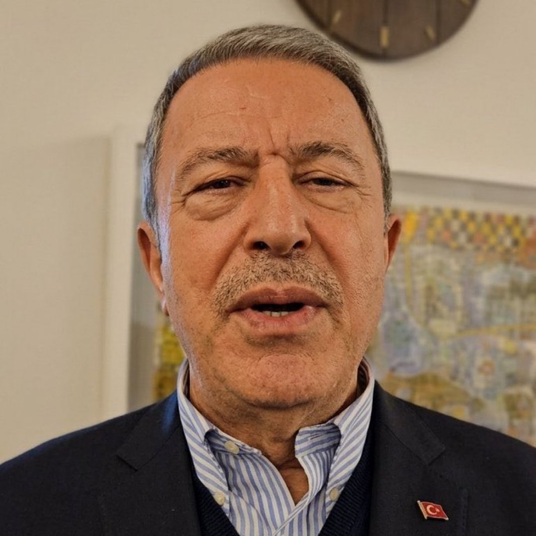 Muarrif_2024's tweet photo. Söz biter, yüzler konuşur.

​Biri haksızlığın tam ortasında, hücrede ama ruhu hür; gülüşüyle meydan okuyor. Diğeri ise en yüksek makamlarda ama bakışları o karanlık gecenin ağırlığı altında eziliyor.

​Gerçek haini de kahramanı da anlamak için başka delile gerek var mı? ⚖️🕯 https://t.co/IRV8RN8bsX