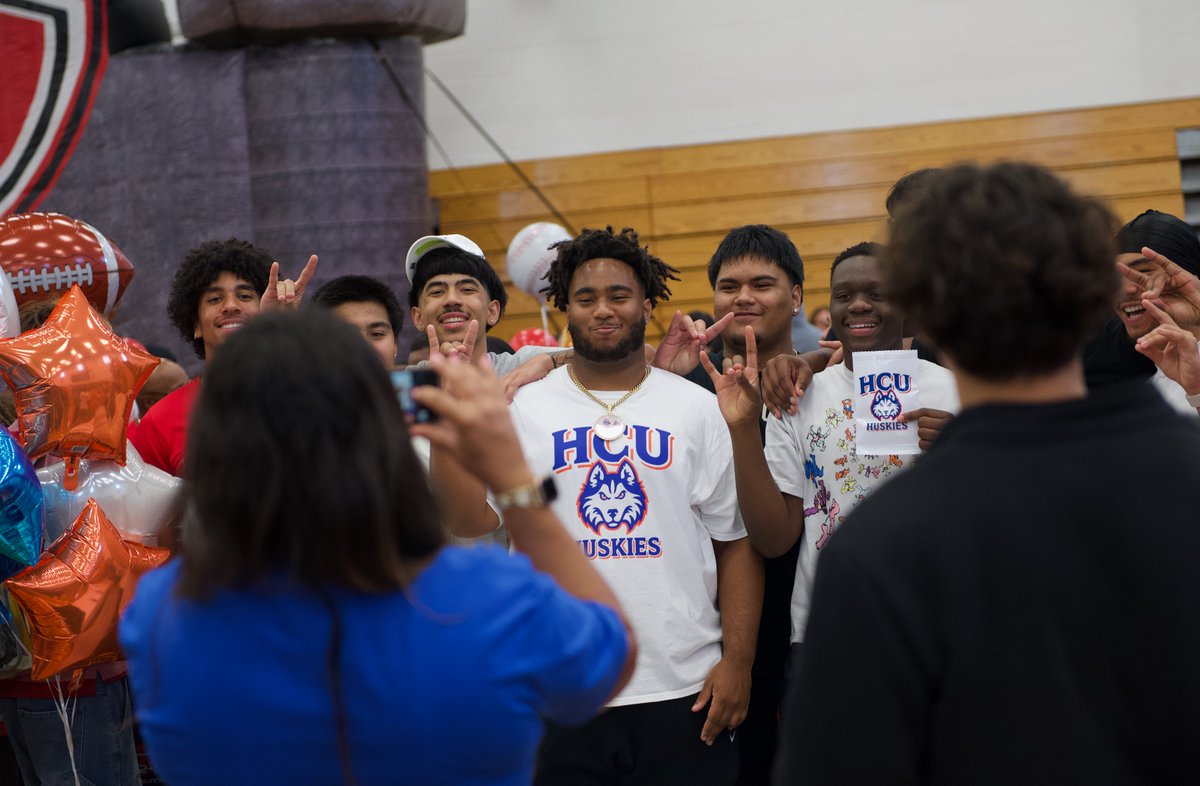 KilleenISD_'s tweet photo. Twenty-one, yes, 21!, student-athletes from Harker Heights announced their collegiate commitments Wednesday during a signing ceremony in the school's gym. Eight sports were represented at the massive gathering! Congratulations. Enjoy the moment! #WeAreKISD
More pics: https://t.co/R2qKxm4MdN