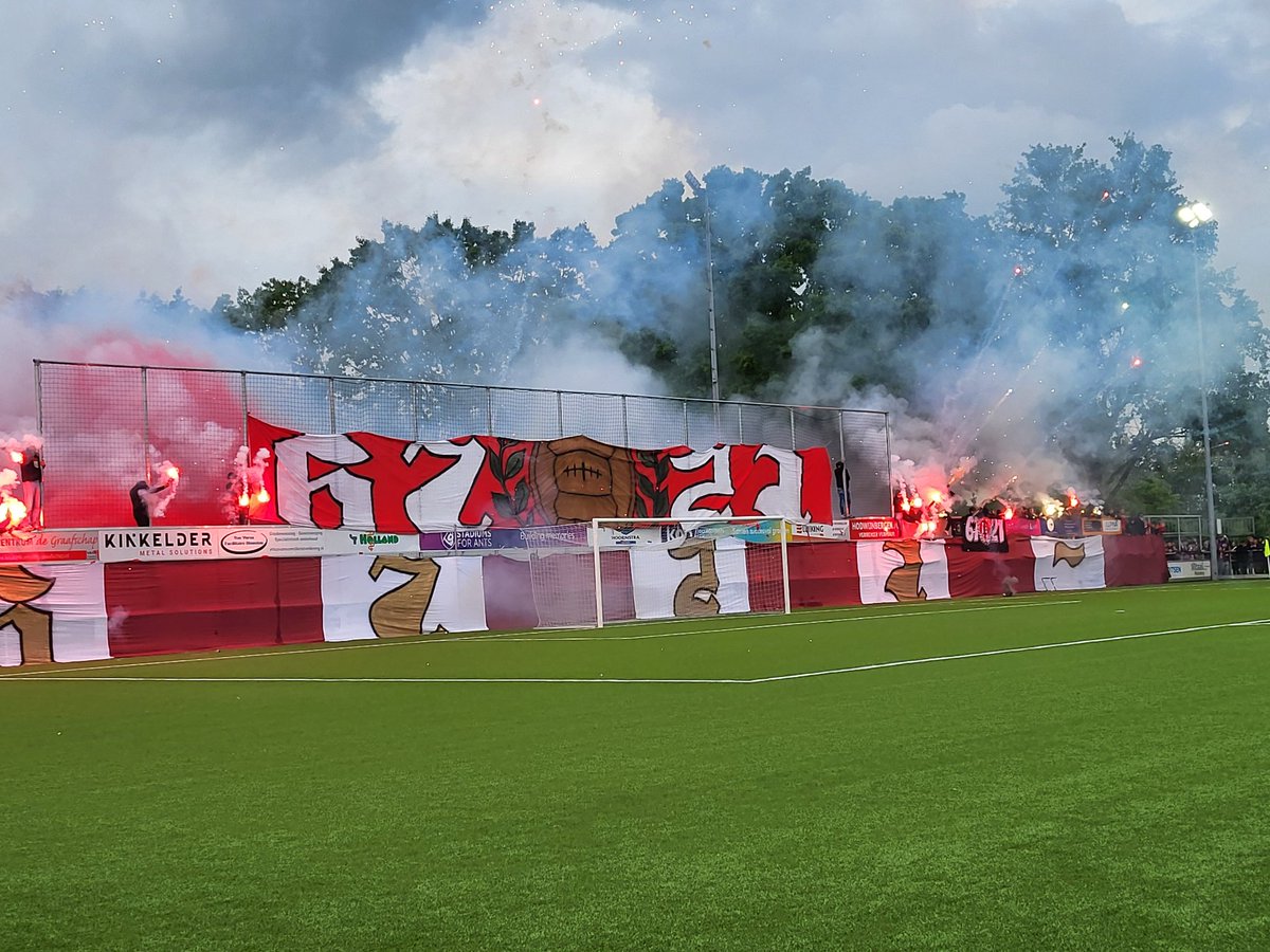 nielsvenus's tweet photo. Na een absolute thriller wint @vvbennekomlive de KNVB-beker in het district Oost: 4-5 tegen @longa30 ๐
Een geweldig scoreverloop, fantastische reddingen van de Bennekom-doelman en een mooie sfeer ๐งจ
Sportpark De Nevelhorst, Didam ๐
#Longa30 #vvBennekom #Didam #groundhopping https://t.co/abatvc3Ncu