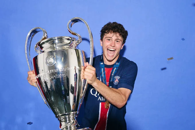 OFuraRedes's tweet photo. João Neves (21 anos) já tem um palmarés incrível:

- Liga dos Campeões
- Liga das Nações
- Taça Intercontinental FIFA
- 2x Ligue 1 🇫🇷
- Taça 🇫🇷
- 2x Supertaça 🇫🇷
- Campeonato 🇵🇹 
- Supertaça 🇵🇹 
- UEFA Youth League 
- Intercontinental sub-20
- Campeonato sub-19 🇵🇹
- Supertaça Europeia*