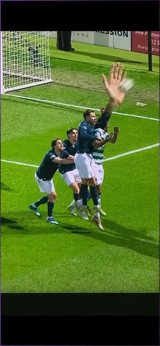 bob007's tweet photo. @GrahamSpiers Clear hand ball 👍💚 https://t.co/qTPwuw4mpg