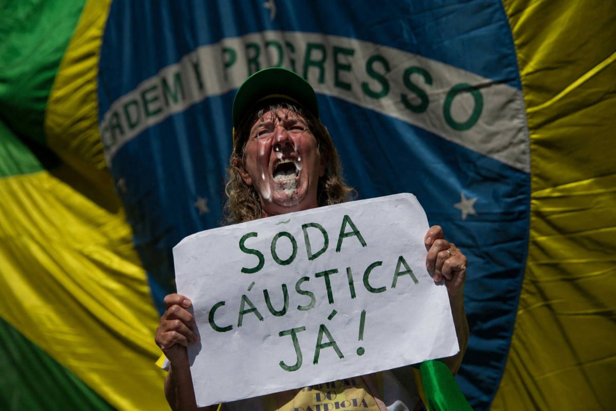oantonioni_'s tweet photo. É agora que a direita substitui o detergente por soda cáustica! #BolsoMaster https://t.co/2ASinKYmJk