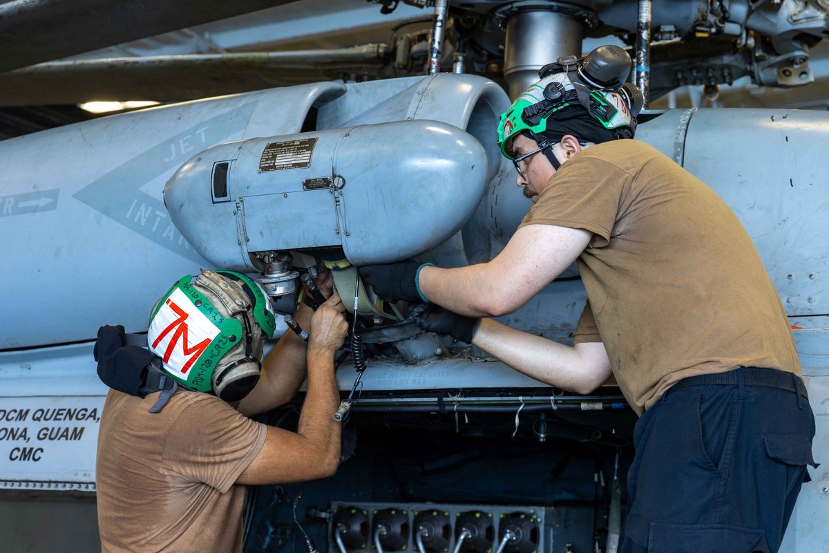 CENTCOMArabic's tweet photo. يُجري بحارة أمريكيون أعمال صيانة روتينية لطائرات الهليكوبتر من طراز MH-60 Sea Hawk في حظيرة الطائرات على متن حاملة الطائرات الأمريكية أبراهام لينكولن (CVN 72)، وذلك في 9 مايو/ايار. https://t.co/E8U0aHomy5