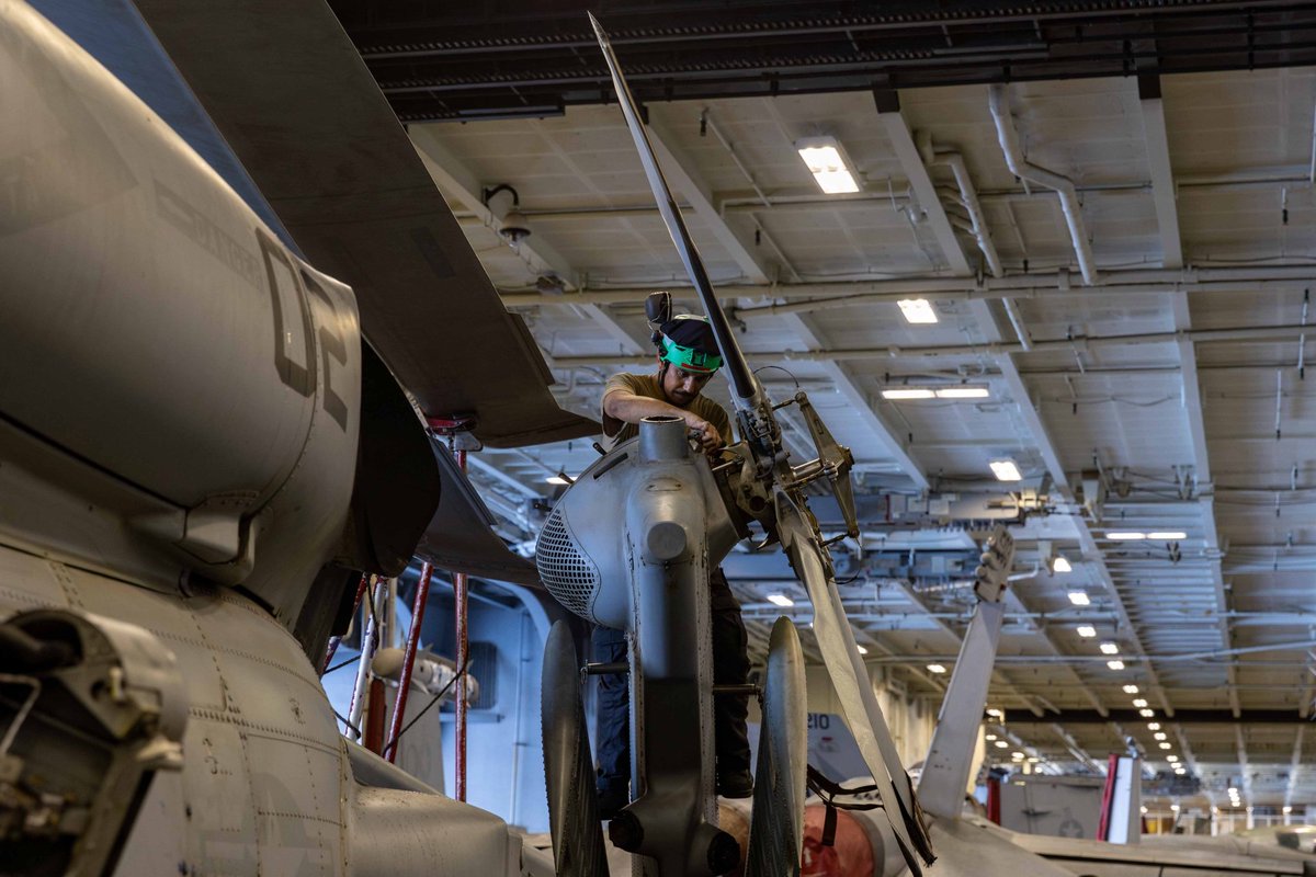 CENTCOMArabic's tweet photo. يُجري بحارة أمريكيون أعمال صيانة روتينية لطائرات الهليكوبتر من طراز MH-60 Sea Hawk في حظيرة الطائرات على متن حاملة الطائرات الأمريكية أبراهام لينكولن (CVN 72)، وذلك في 9 مايو/ايار. https://t.co/E8U0aHomy5