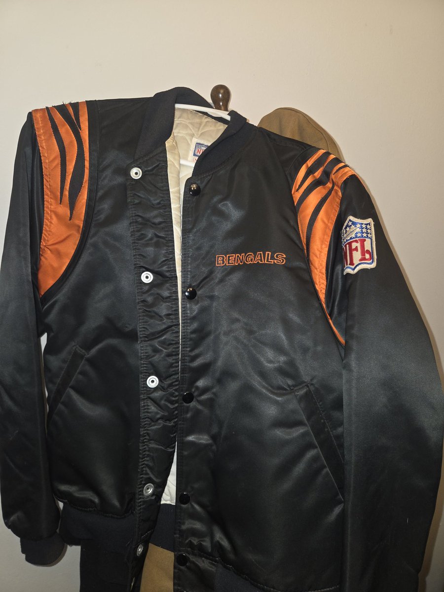 Dayday_AK's tweet photo. @coreydillon_28 @bengaljims_BTR I was a kid listening to the game on the radio when you broke the single game rushing record, recently lost my dad and found his old jacket, instantly thought of you https://t.co/GBcti01uAE