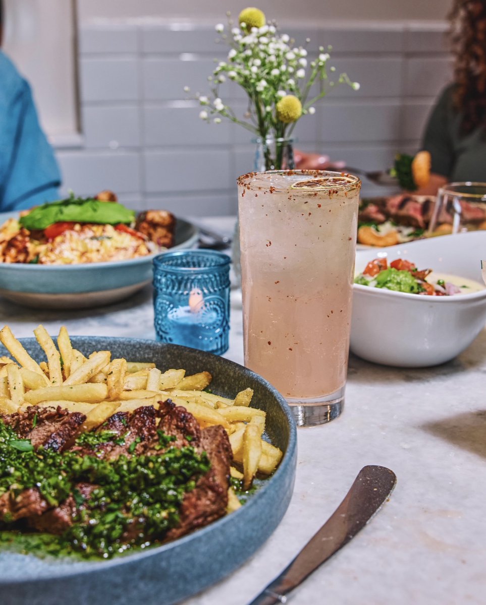 kerbeylanecafe's tweet photo. Swipe to see why any hour is the right hour at Kerbey Lane All Day Cafe.
Thai Ginger Shrimp Salad. Pancakes. Cocktails. Queso. All day. All yours. ✨ https://t.co/ixUCHlscR0
