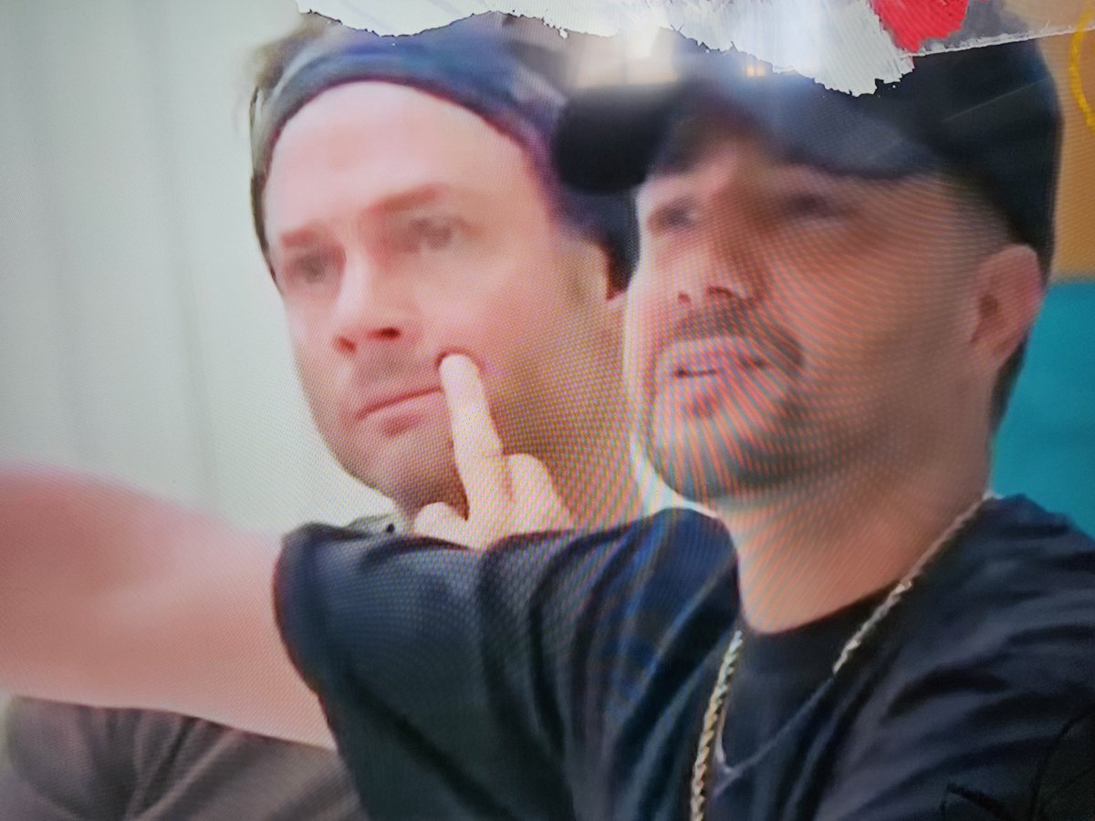 personis's tweet photo. Horacio sacándole el dedo a Caeli mientras discute con Luis. Agresión disfrazada.  #LCDLF6 @TLMDRealities @LaJefaTLMD https://t.co/Uf3pb5lFCQ