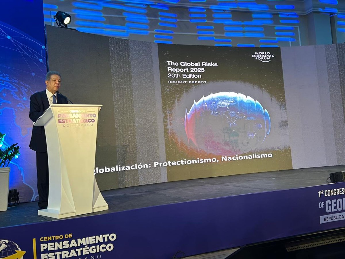 EuclidesLaVega's tweet photo. Brillante exposición del presidente @LeonelFernandez en el 1er. Seminario Internacional de Geopolítica, quien concluye el evento.@FuerzaDigitalFP @radhamesjimenez @Manolopich https://t.co/qnS8yxEfui