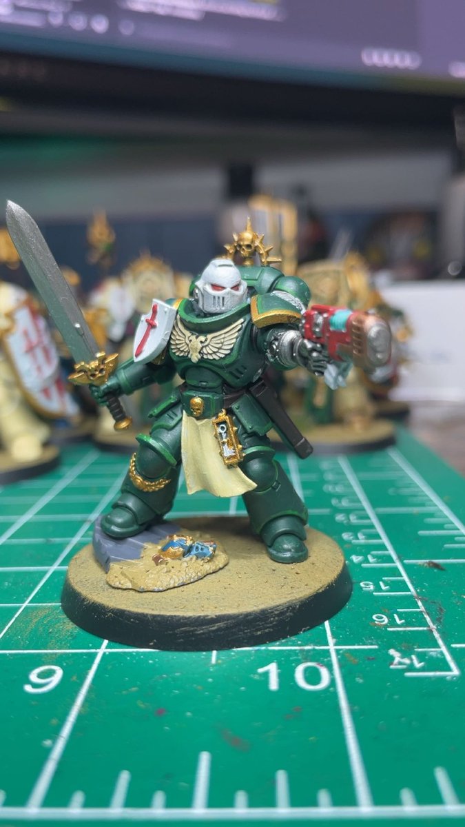 Arbiter765's tweet photo. Dark Angels Lieutenant
I really like how ultramarines have the varying helmet and pauldron colors to denote ranks/companies/etc so I’m going to incorporate something similar into my Dark Angels scheme as seen here.
#warhammercommunity #darkangels https://t.co/XHUOCvjF9y