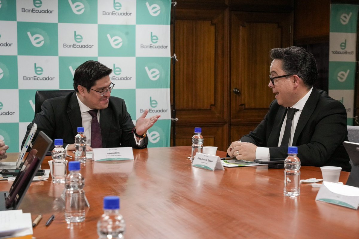 BanEcuadorBP's tweet photo. ¡La gestión con resultados se nota! 🇪🇨🚀

✅BanEcuador recibió la visita del Superintendente de Bancos, Roberto Romero von Buchwald, quien junto a  nuestro gerente general, Jonatan Leon, destacó la gestión que hoy fortalece a la banca pública del país.

✅Más eficiencia, mejor atención y estrategias que generan oportunidades reales para miles de ecuatorianos. Porque detrás de cada cifra positiva, hay ciudadanos, emprendedores y productores que siguen creciendo junto a BanEcuador. 🥇

#BanEcuador #ElNuevoEcuador