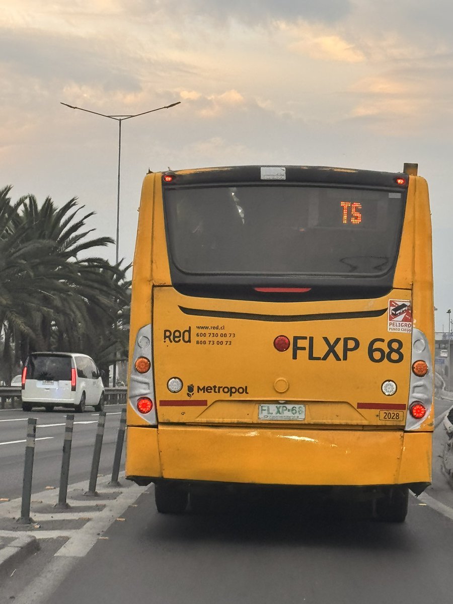 Pvp2121's tweet photo. @MTTStgo @Transantiago 
Conductor, súper agresivo ingresa a autopista y antes  para lograr  ingresa invadió pista izquierda por la cual venía  casi colisionando  a mi vehículo.  

Tuve que frenar para evitar colisionar y casi chocan por alcance.  

ESTE TIPO DE CONDUCTORES FUERA https://t.co/9b7Pii5JLO