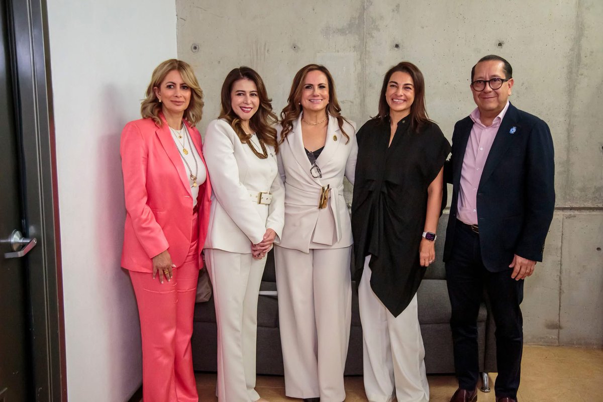 DrGabrielCortes's tweet photo. Acompañamos a la gobernadora @LibiaDennise en el Informe Anual de la Mtra. @adrianata21 

Seguimos trabajando por una atención médica de calidad para las y los guanajuatenses. https://t.co/jmToT7Yg7r